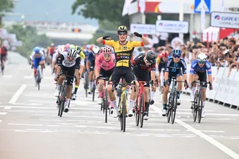Niet te stoppen: beresterke Kooij knalt in China naar nieuwe WorldTour-zege, volledig Nederlands podium