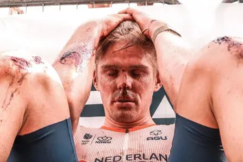 'Podium of jodium'; Piotr Havik botste op WK gravel in de kopgroep met 50 km/u op stenen muur