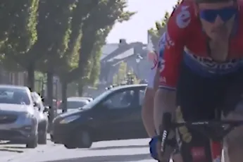 🎥 Dat ging maar net goed! Auto draait vlak voor peloton het parcours op
