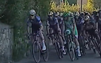 🎥 Nieuwe beelden val Evenepoel: Belg haakt in fiets van Bax, die dijbeen breekt