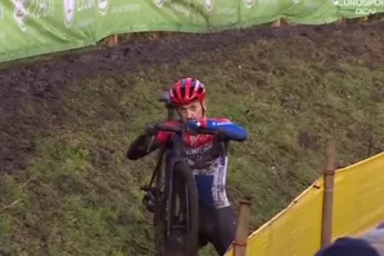 🎥 Next-level bikkelen! Van der Haar zet tijdens Superprestige Niel 'eventjes' zijn schouder terug in de kom