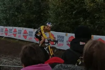 Van Aert rijdt zich helemaal kapot om Van der Poel eventjes bij te houden: 'Wilde hem onder druk zetten'