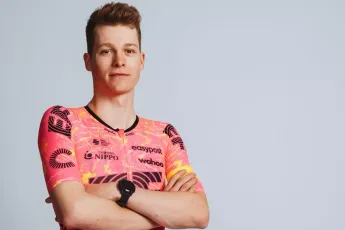 🎥 Grote crash UAE Tour eist nog een slachtoffer: Steinhauser stapt met hersenschudding uit koers