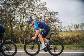 Koersdokter in Catalonië bezorgt Diaz (Burgos-BH) gebroken knie, Ackermann tijdje eruit na crash in De Panne