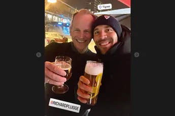 📸 Proost! Plugge en Pinot tekenen met lekker pilsje de vrede, na Tourvete Jumbo-Visma en Groupama-FDJ