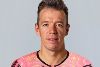 Officieel: Rigoberto Uran stopt na 2024 dan toch met wielrennen: 'Ik ga er proberen van te genieten'
