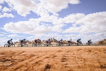 Parcours en uitslagen AlUla Tour 2025 | Merlier slaat dubbelslag in rit één, woensdag loodzware heuvelrit