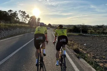 📸 Terwijl Van der Poel voor goud gaat in Tabor, werkt Van Aert monstertraining af op Mallorca