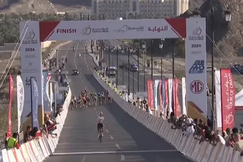 Finn Fisher-Black etaleert hoogvorm in Muscat Classic en verschalkt peloton met late uitval