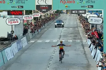 Wat een entree! Remco Evenepoel rondt in Figueira Champions Classic weergaloze solo van vijftig kilometer af