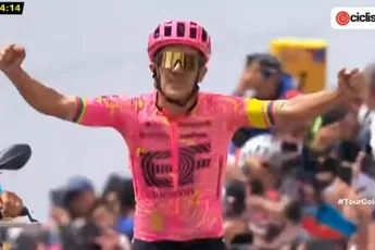 Richard Carapaz triomfeert solo op monsterklim van dertig (!) kilometer in Ronde van Colombia
