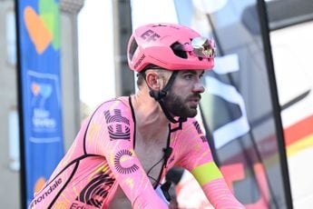 Pijn aan de knie reden achter Giro-opgave Simon Carr: Brit geeft update via Instagram