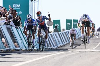 Simon Yates bezorgt ploeg en sponsor de rit- en eindzege in AlUla Tour na bloedstollende sprint tussen viertal