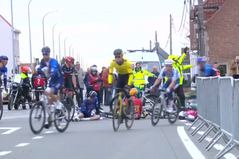 A crash in full sprint occurred right in front of Philipsen: "Bike got catapulted into the peloton"