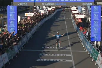 Barta flikt het onmogelijke en houdt peloton halve etappe op afstand, eindzege in Valencia naar McNulty