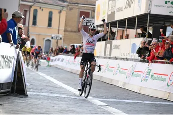 Diego Ulissi sprint Archie Ryan en Davide De Pretto volledig uit het wiel in Coppi e Bartali en wint tweede etappe
