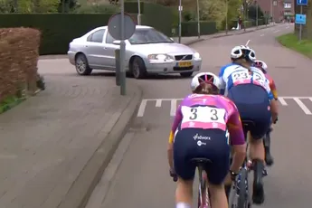 🎥 Onwaarschijnlijk! Koploopsters in Volta NXT Classic krijgen schrik van hun leven als auto parcours op rijdt