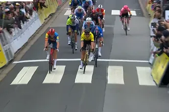 Evenepoel en Bernal (maar ook Roglic) animeren, maar het is Kooij die rit één Parijs-Nice wint: Pedersen tweede