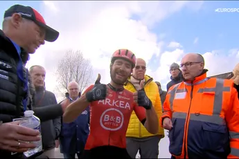 Mozzato juichend over de streep, ploeggenoot Amaury Capiot na harde val over finish geduwd door David Dekker