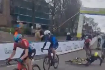🎥 Wind blaast finishmat omhoog en veroorzaakt zware valpartij in Olympia's Tour: 'Te zot voor woorden dit!'