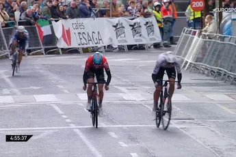 Wat een veerkracht! McNulty ziet Van Gils passeren in GP Indurain, vecht terug en wint sprint alsnog