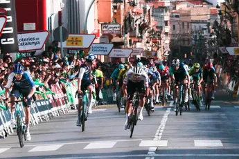Wát een stunt van Schultz! Aussie houdt aanstormende Pogacar achter zich in ouverture Ronde van Catalonië