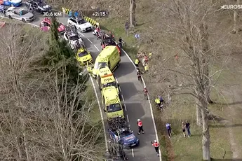 Meintjes wint en Skjelmose is leider, maar rit 4 Baskenland vooral ontsierd door massacrash