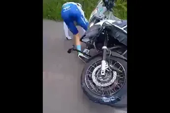 🎥 Doldwaze beelden vanuit Asturië: renner van TotalEnergies van de fiets gereden op klim door motard