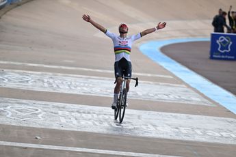 Van der Poel laat monden openvallen met 60 kilometer solo aan 47,8 per uur, voor tweede titel in Roubaix