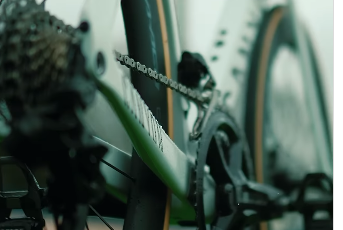 📸 Op deze fiets moet het gebeuren: met 'banden die niet lek rijden' jaagt Van der Poel op tweede Parijs-Roubaix-zege