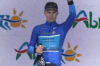 Lutsenko kon meesurfen op UAE-golf in de Abruzzen: 'Geeft me zeer veel motivatie voor wat nog komen moet'