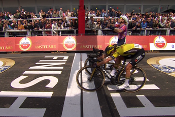 Lorena Wiebes, wat doe je nu!? Vos sprint wél tot de lijn en verrast juichende landgenoot in bizarre Amstel-editie
