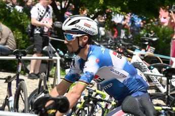 Prachtige combine in Tsjechië: Alaphilippe kletst ervandoor en wint etappe, Hirschi mee voor de eindzege