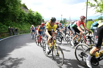 Woorden Gesink voelen na Giro-crash extra zuur, Uijtdebroeks vindt uitvallen mentor 'echt wel klote'