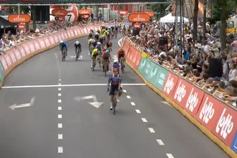 Groenewegen neemt de binnenbocht en rijdt iedereen indrukwekkend op fietslengtes in Ronde van Limburg