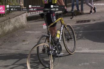 🎥 Affini (Visma a Bike) komt met de schrik vrij nadat band klapt in openingsetappe Giro d'Italia