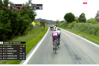 LIVE etappe 3 Giro d'Italia 2024 | Grote groep met (bijna) alle topspurters rijdt na tussensprint weg