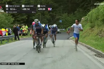 🎥 Wie we daar hebben! Kopgroep met Alaphilippe en Narvaez krijgt hoog bezoek van... Johnny Hoogerland!
