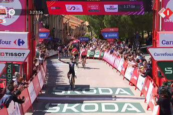 Twee vingers in de neus! Vos sprint na waaierspektakel met speels gemak naar nieuwe ritzege in Vuelta