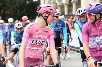 Pogacar - met lolbroek aan - fronst wenkbrauwen na afloop derde rit Giro d'Italia: 'Geen commentaar'