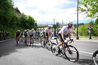 LIVE etappe 2 Giro d'Italia 2024 | Beklimmingen op komst, Kooij na val achter peloton