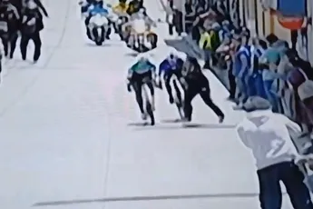 🎥 Te belachelijk voor woorden: toeschouwer steekt weg over en veroorzaakt fikse valpartij in Guatemalaanse koers