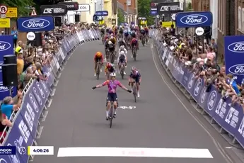 Zo makkelijk kan het zijn: Wiebes wint Britse ouverture met straatlengtes voorsprong na lead-out Kopecky