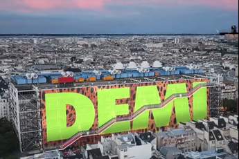 🎥 Dat is lekker binnenkomen! Nike eert Vollering met enorme beeltenis op Centre Pompidou