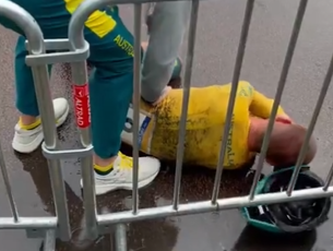 🎥 Crash Plapp in time trial: Badly battered Australian under the knife after heavy fall in rain