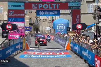 Pracht en praal in de Giro! Schitterende solo voor Clara Emond, mooi gevechtje Kopecky en Longo Borghini