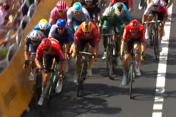 Démare rijdt Van Aert bijna de hekken in, Fransman en Cavendish gedeklasseerd: 'Het zit Wout niet mee'