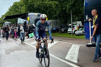 LIVE etappe 8 Tour de France 2024 | Neutralisatie begonnen, peloton begint op scherp in de regen