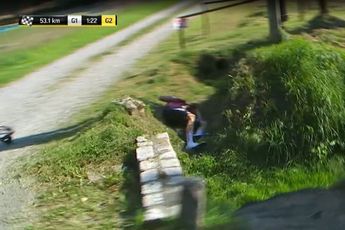 Rider lies on the ground for minutes in Poland, Plugge furious about lack of earpieces: "This can't go on like this"