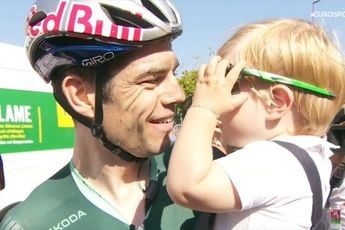 Babystapjes in de goede herstelrichting: Wout van Aert maakt korte wandeling in Italië